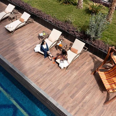 Movenpick Hotel And Residences ริยาดห์ ภายนอก รูปภาพ The swimming pool at the hotel