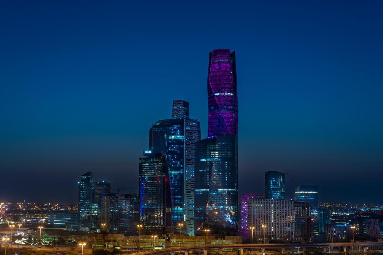 Movenpick Hotel And Residences ริยาดห์ ภายนอก รูปภาพ The Kingdom Centre, the second tallest building in the Middle East, is located in Riyadh.