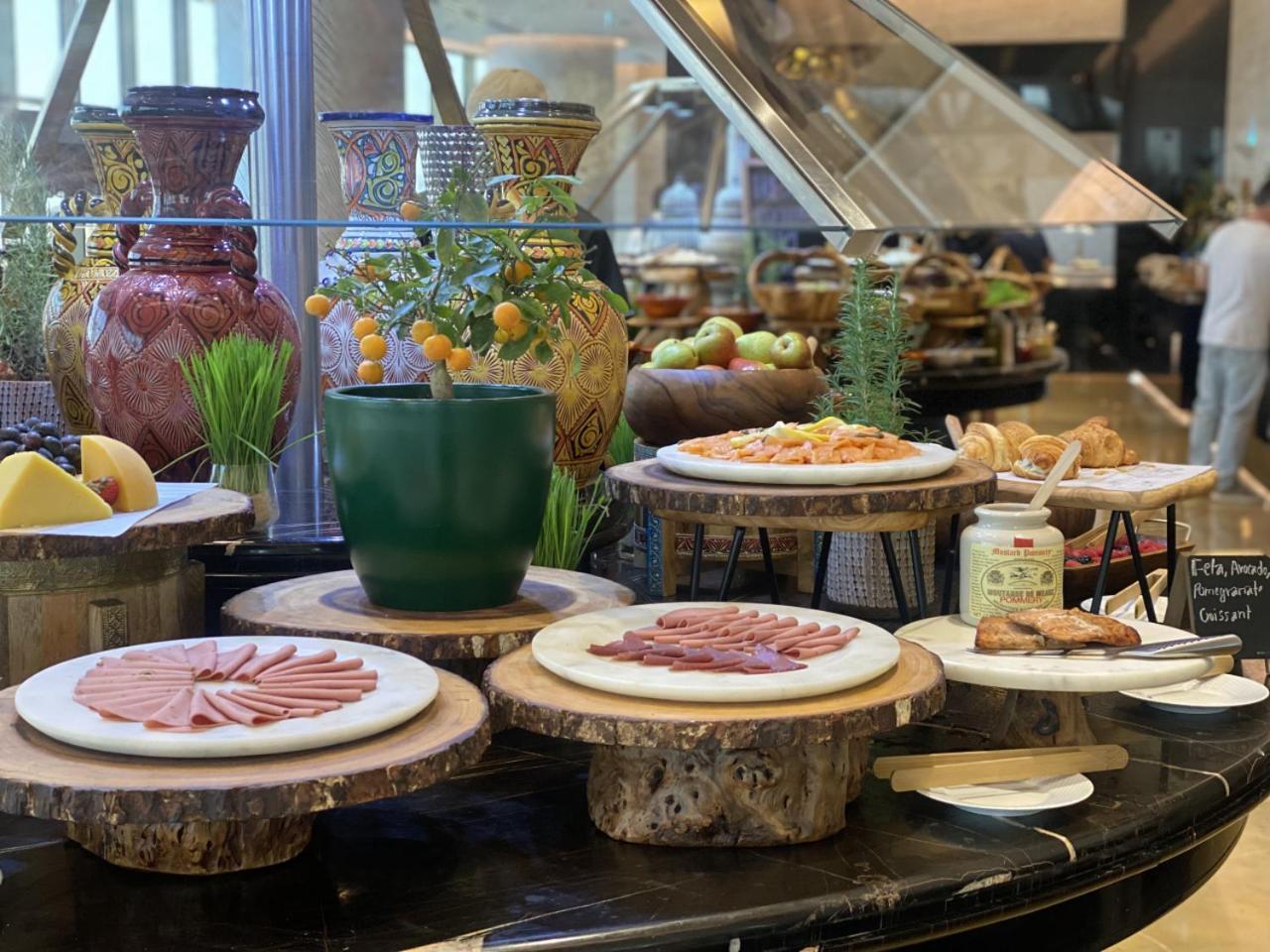 Movenpick Hotel And Residences ริยาดห์ ภายนอก รูปภาพ A buffet at a hotel