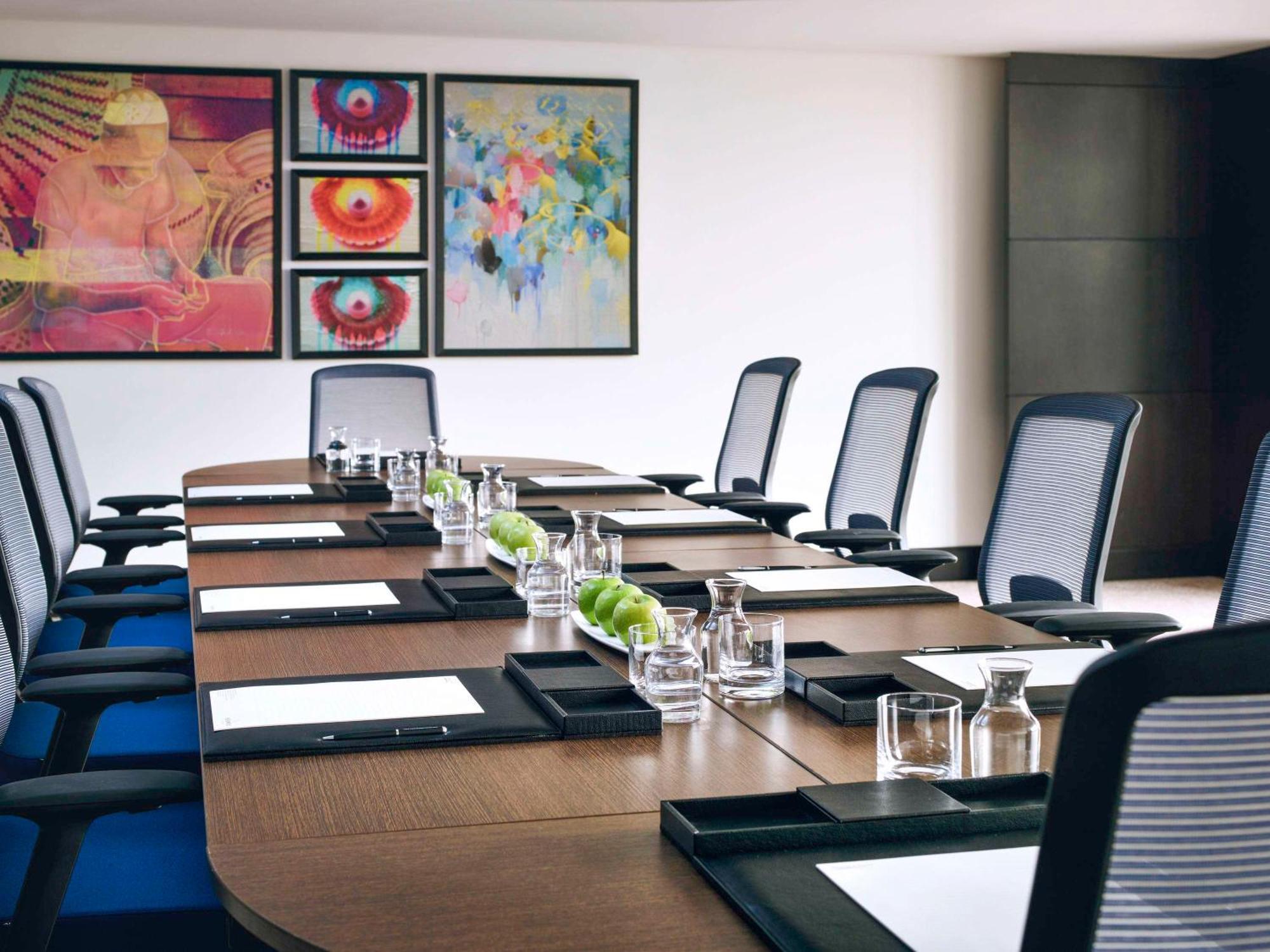 Movenpick Hotel And Residences ริยาดห์ ภายนอก รูปภาพ A boardroom at a hotel