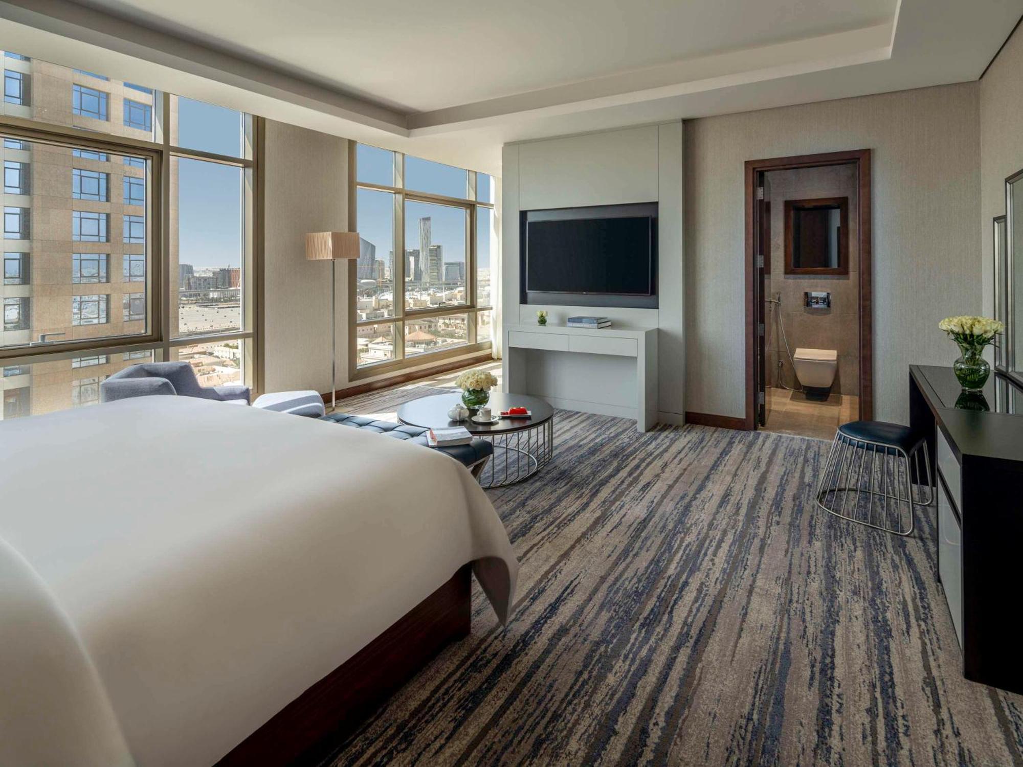 Movenpick Hotel And Residences ริยาดห์ ภายนอก รูปภาพ A bedroom at the hotel