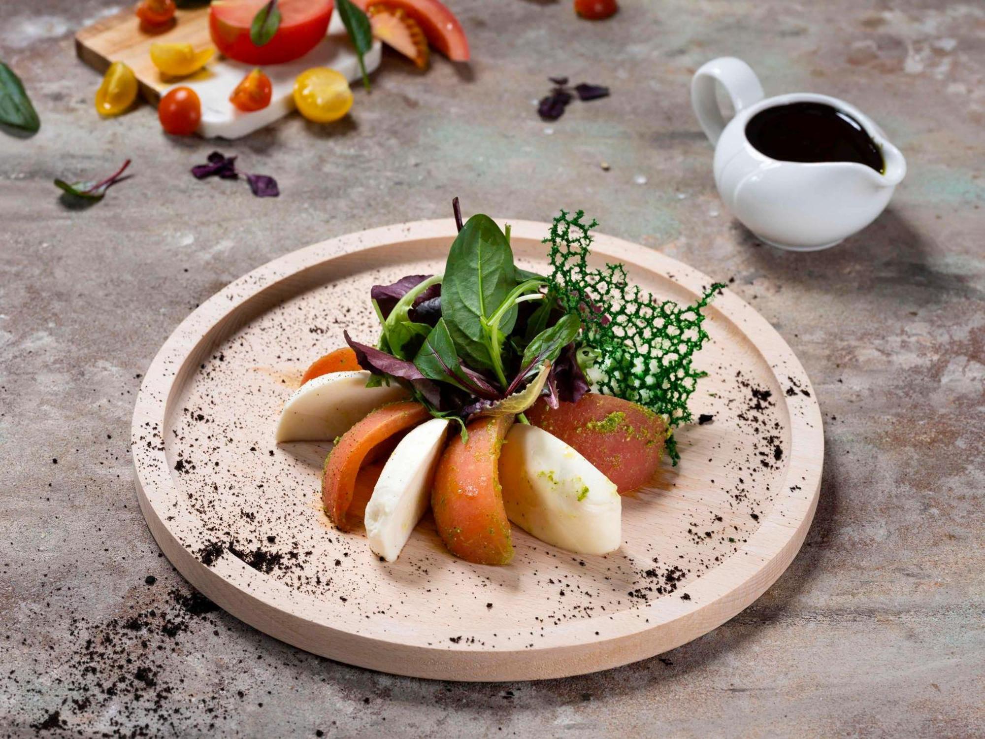 Movenpick Hotel And Residences ริยาดห์ ภายนอก รูปภาพ A salad with a balsamic dressing