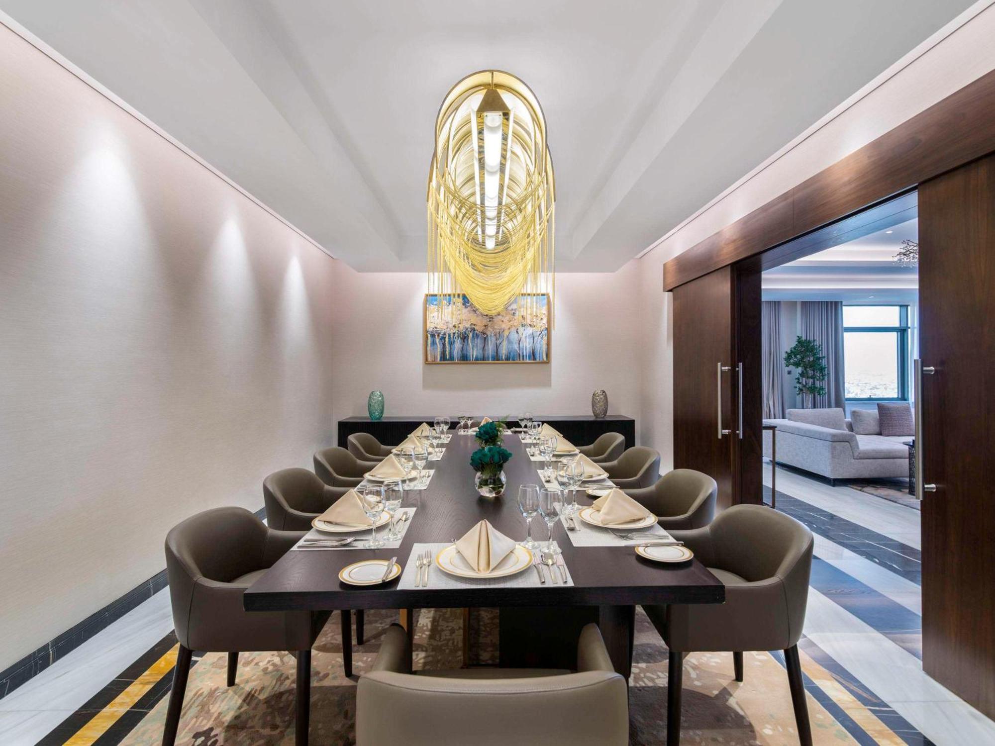 Movenpick Hotel And Residences ริยาดห์ ภายนอก รูปภาพ The private dining room at the hotel