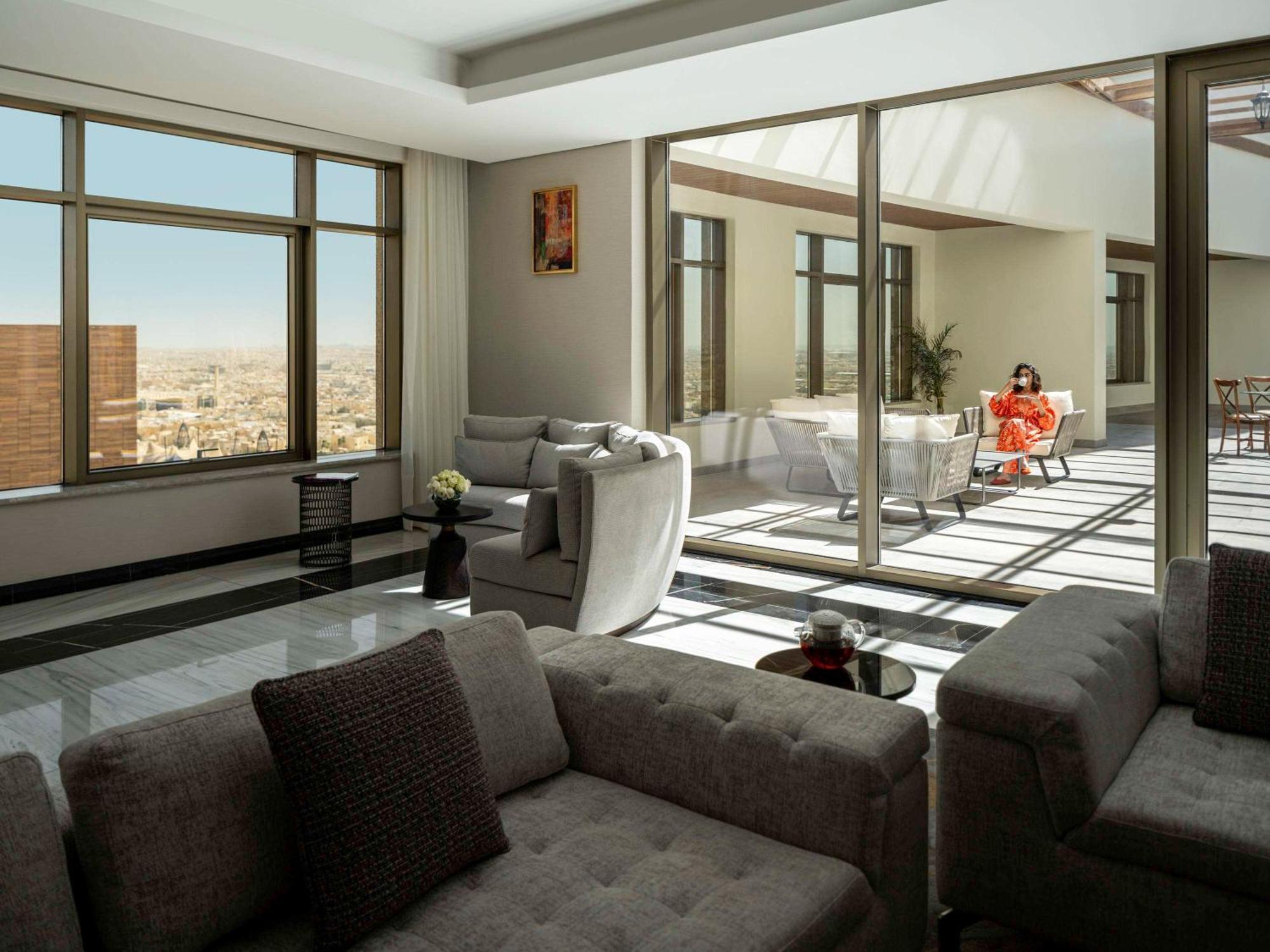 Movenpick Hotel And Residences ริยาดห์ ภายนอก รูปภาพ The interior of a suite at the Four Seasons Hotel, Amman