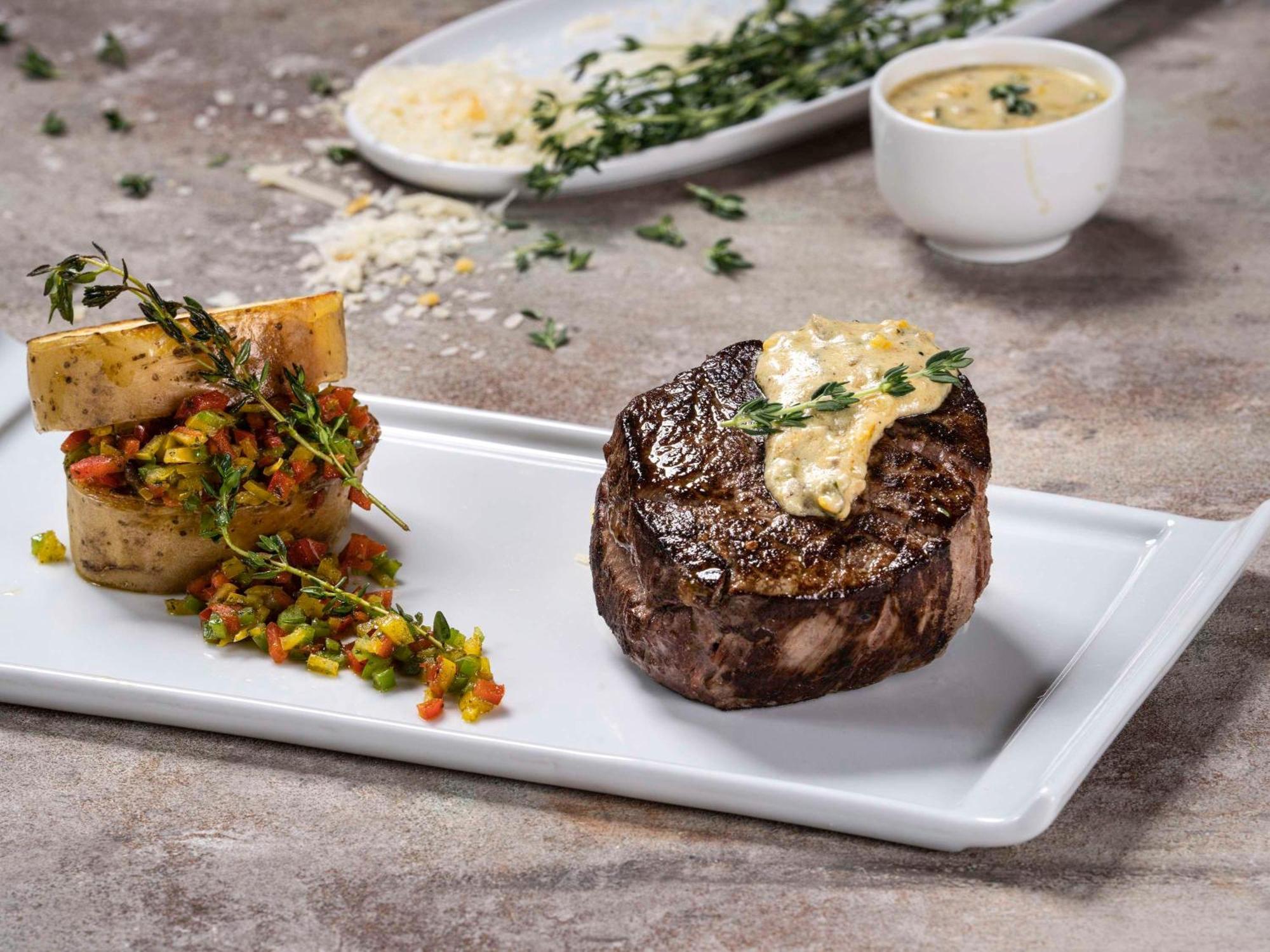 Movenpick Hotel And Residences ริยาดห์ ภายนอก รูปภาพ A steak prepared with a butter sauce