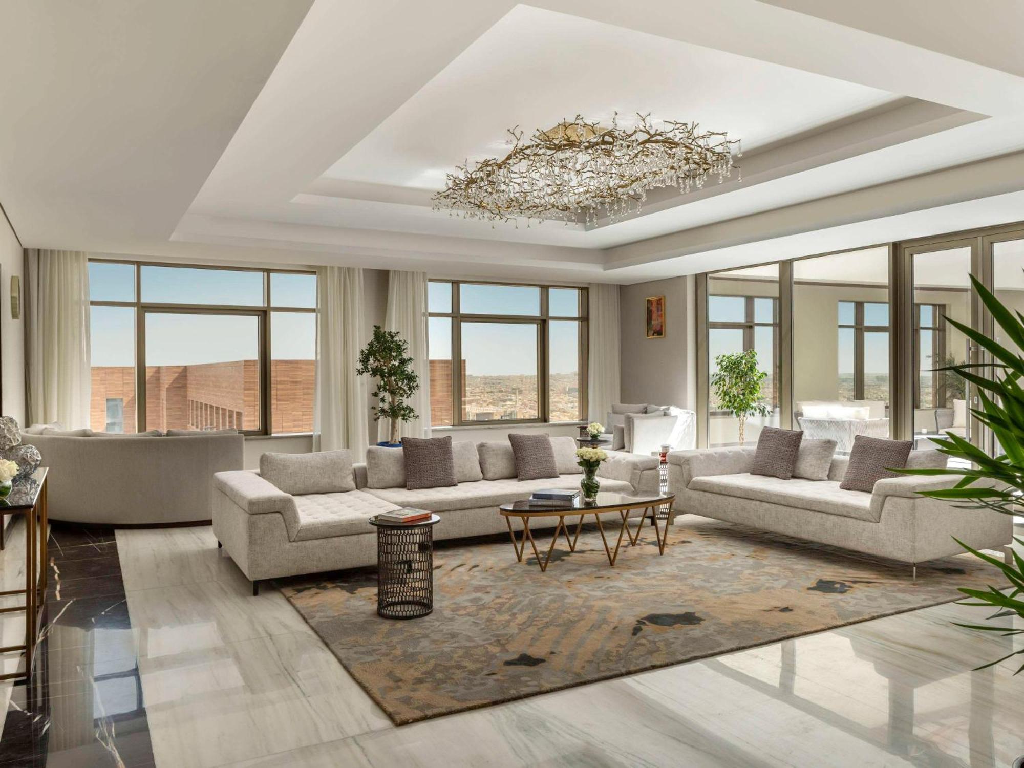 Movenpick Hotel And Residences ริยาดห์ ภายนอก รูปภาพ The interior of the hotel