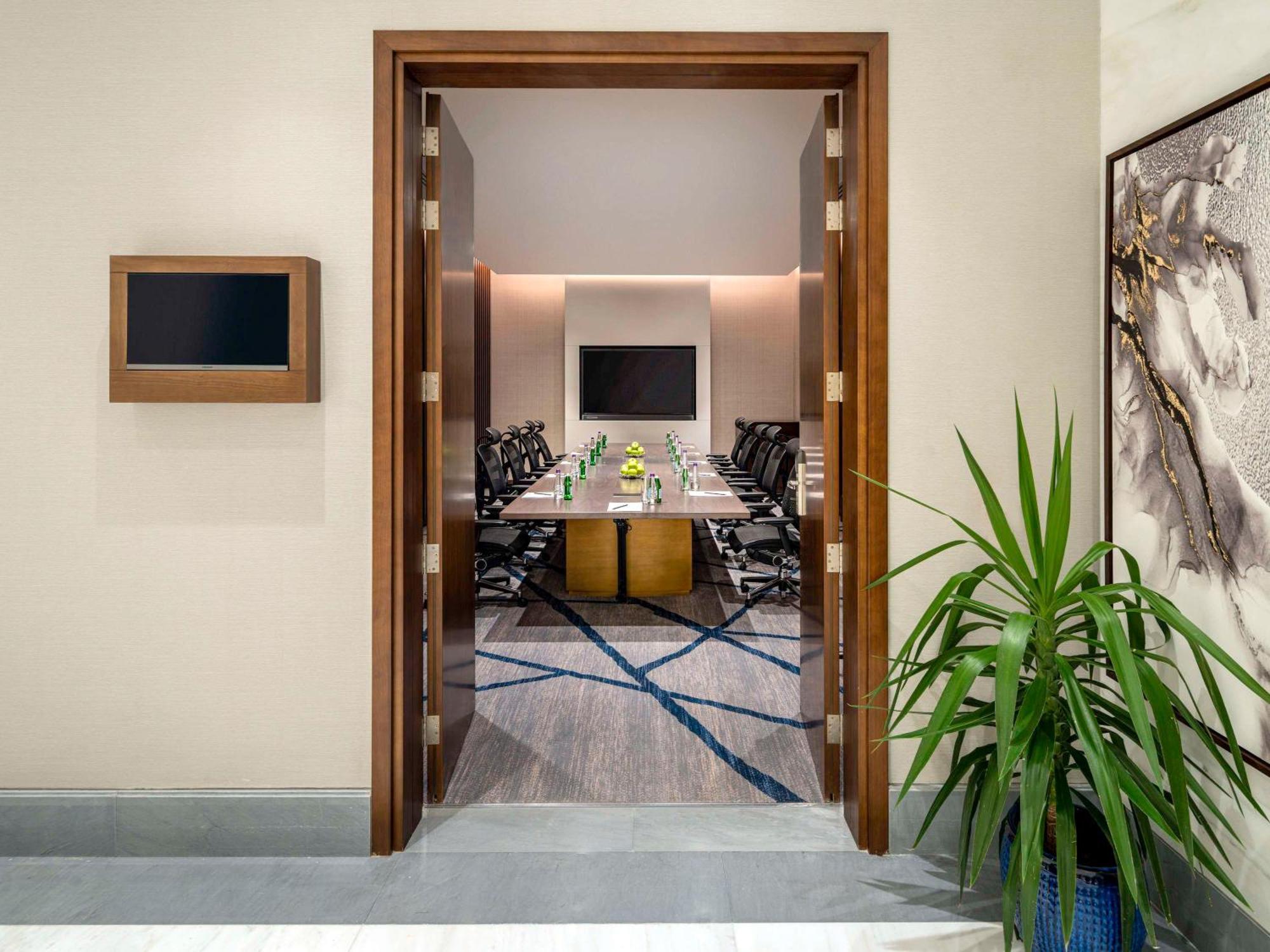 Movenpick Hotel And Residences ริยาดห์ ภายนอก รูปภาพ Meeting room at the hotel