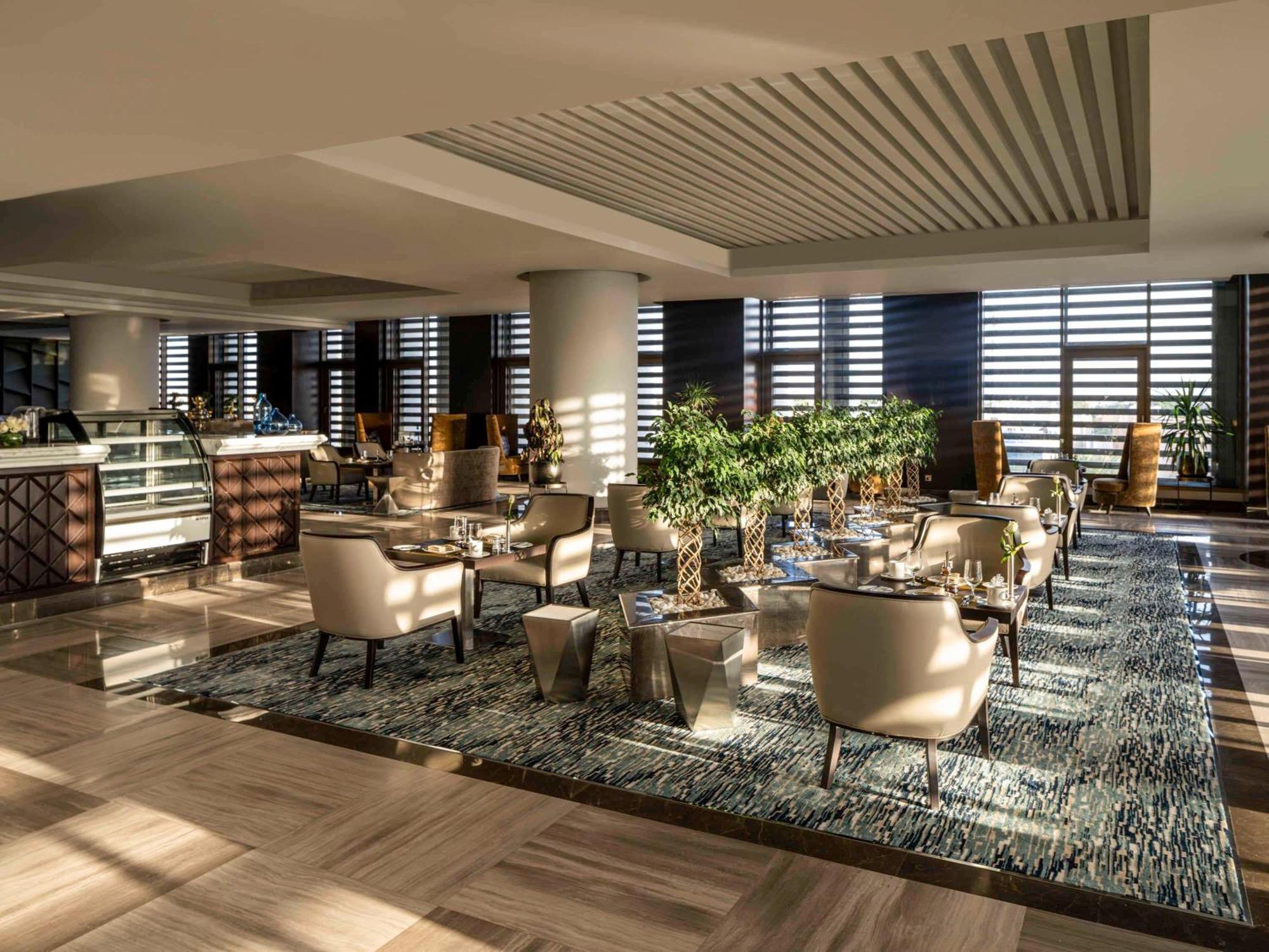 Movenpick Hotel And Residences ริยาดห์ ภายนอก รูปภาพ The Lounge at the airport