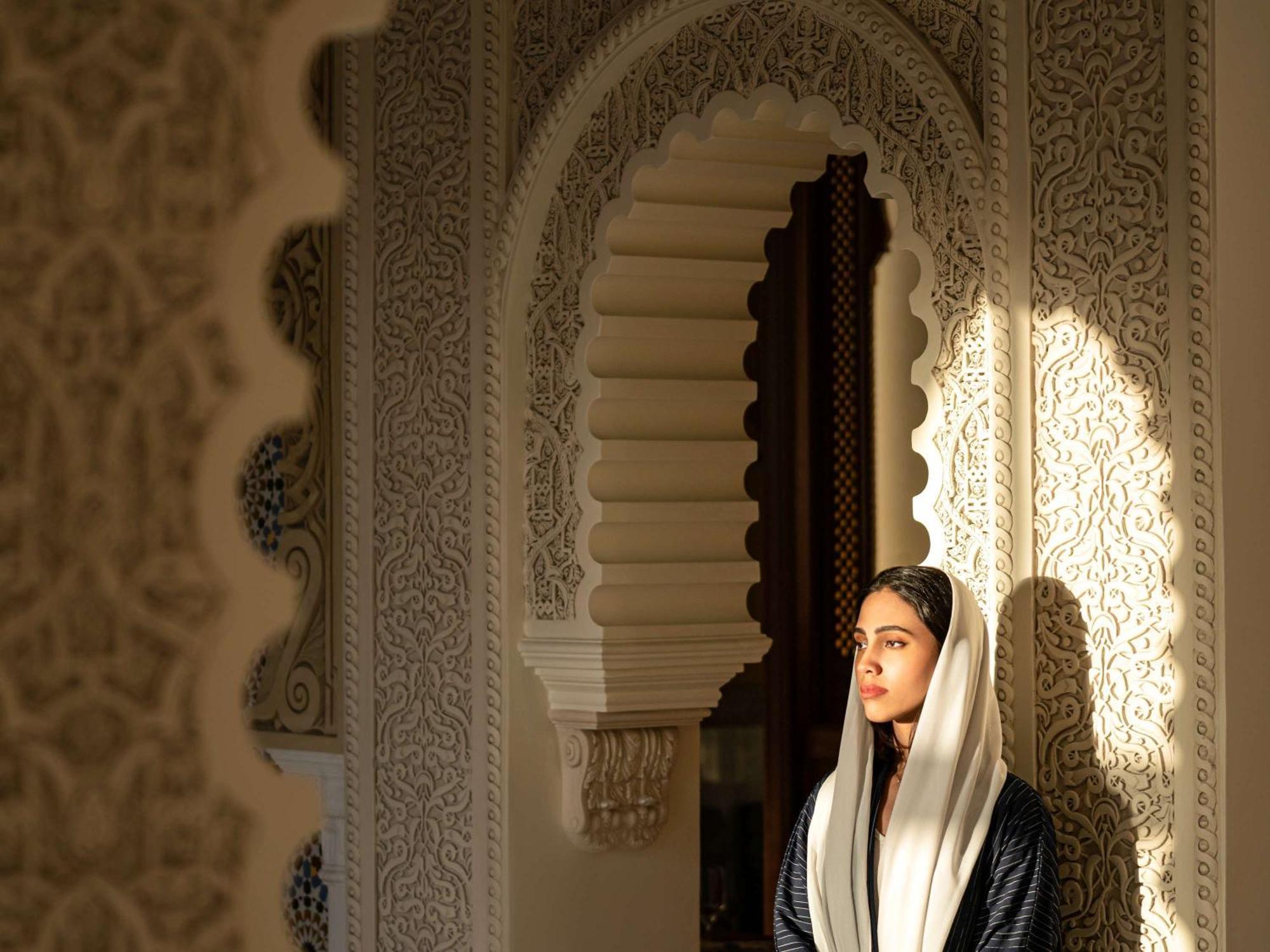 Movenpick Hotel And Residences ริยาดห์ ภายนอก รูปภาพ A Moroccan woman in traditional dress